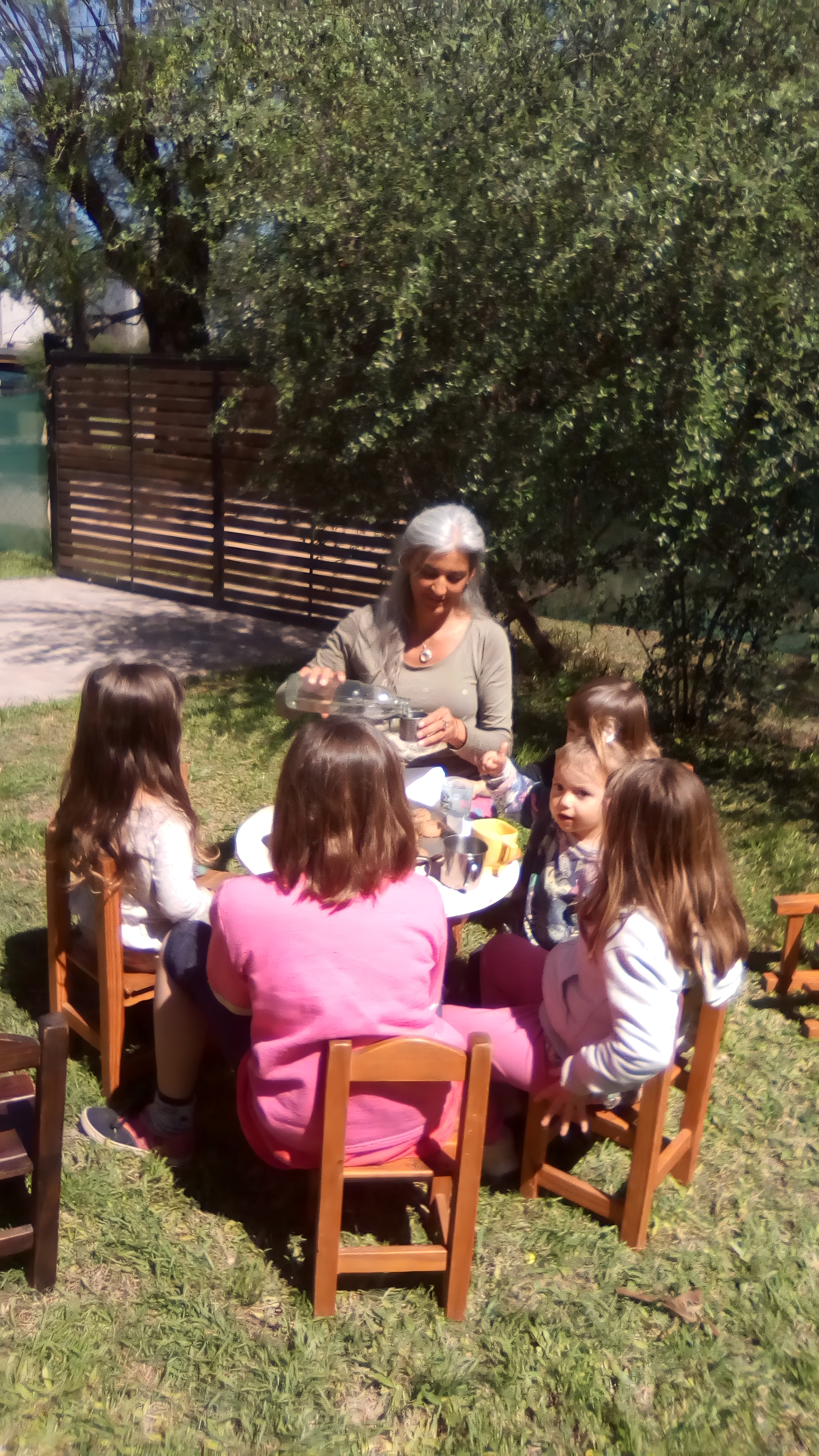 Niños explorando la naturaleza